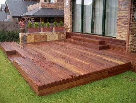 Cubierta con escalones y pérgola