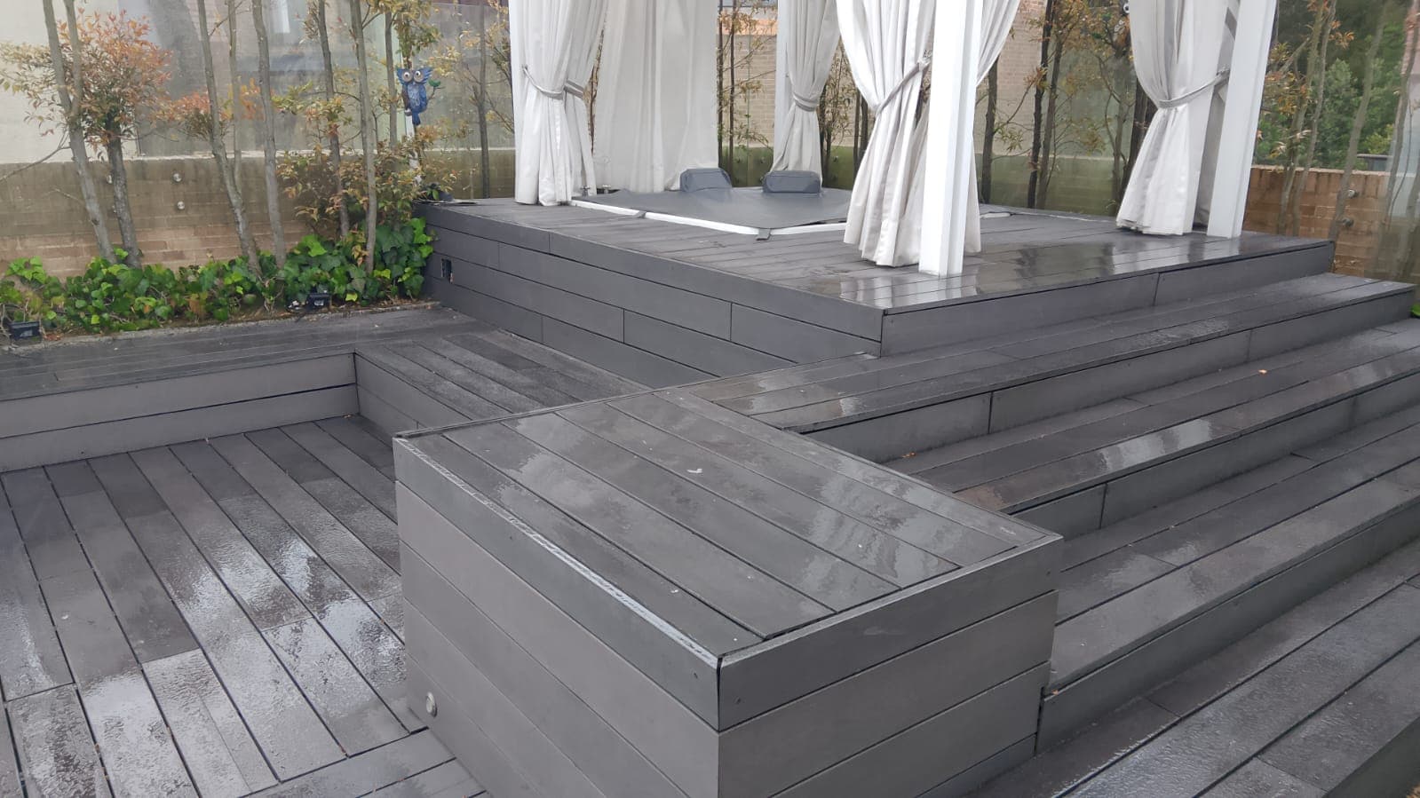 Cubierta deck gris con escalones