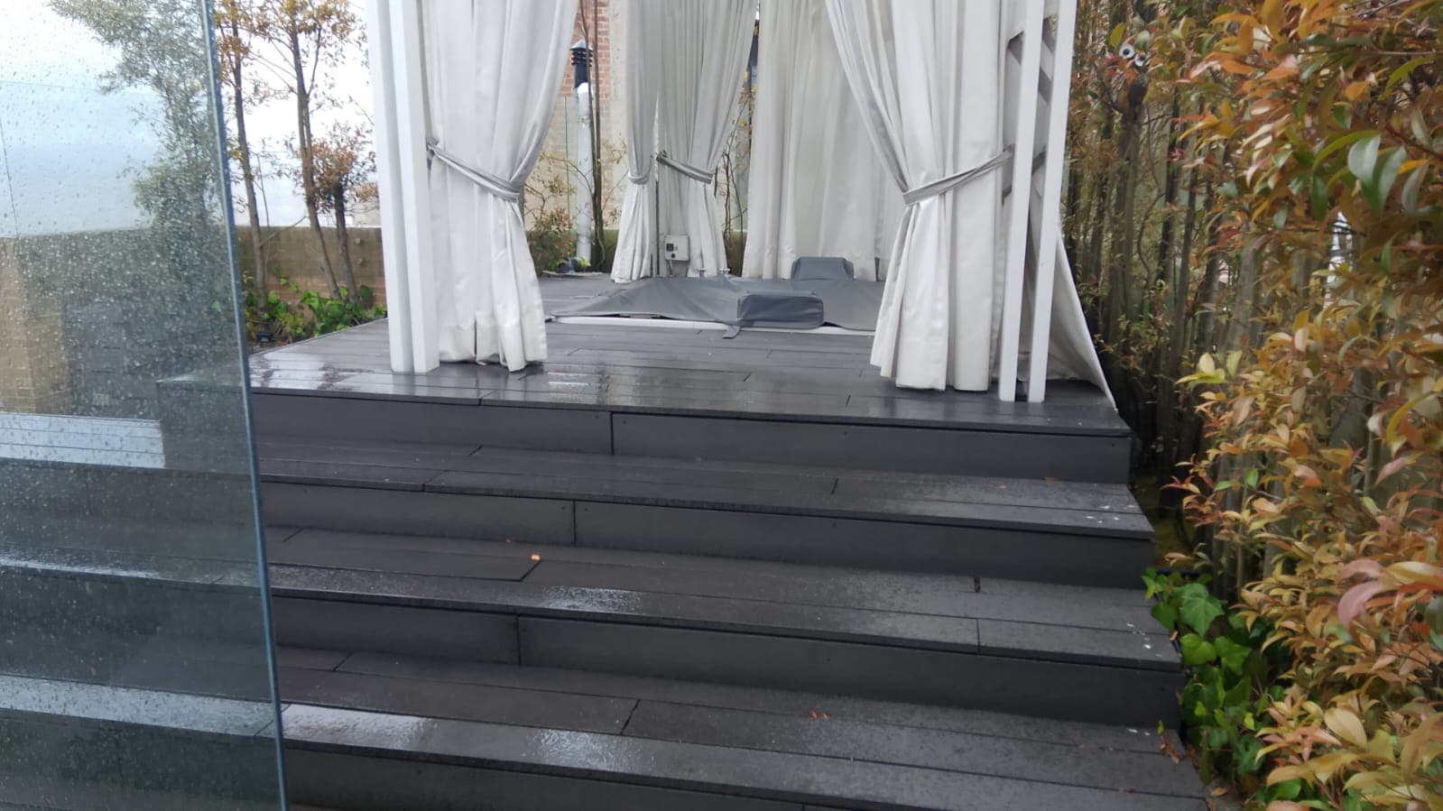 Cubierta deck con jardines