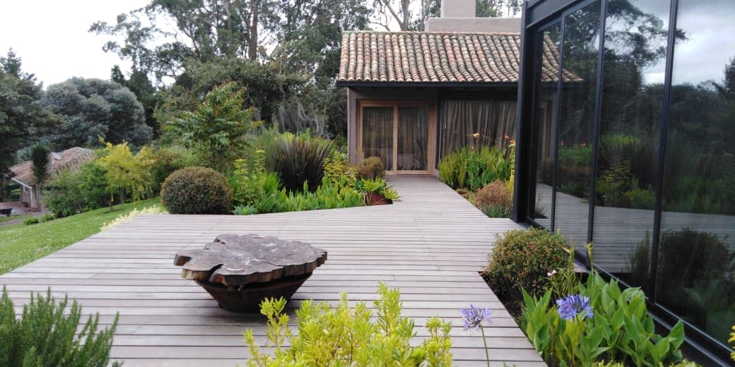 Deck exterior en jardín — Pisos ATM