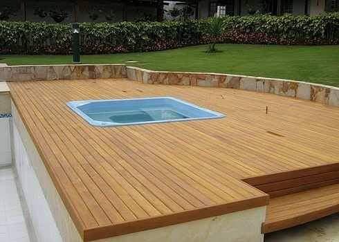 Deck madera natural con jacuzzi