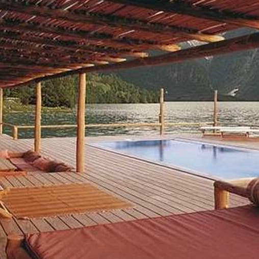 Deck con cubierta y piscina