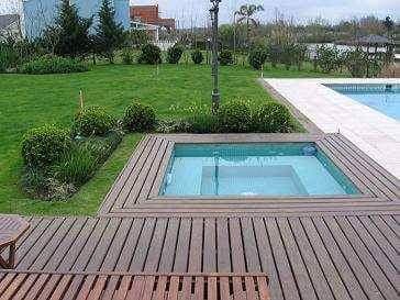 Deck WPC con jacuzzi