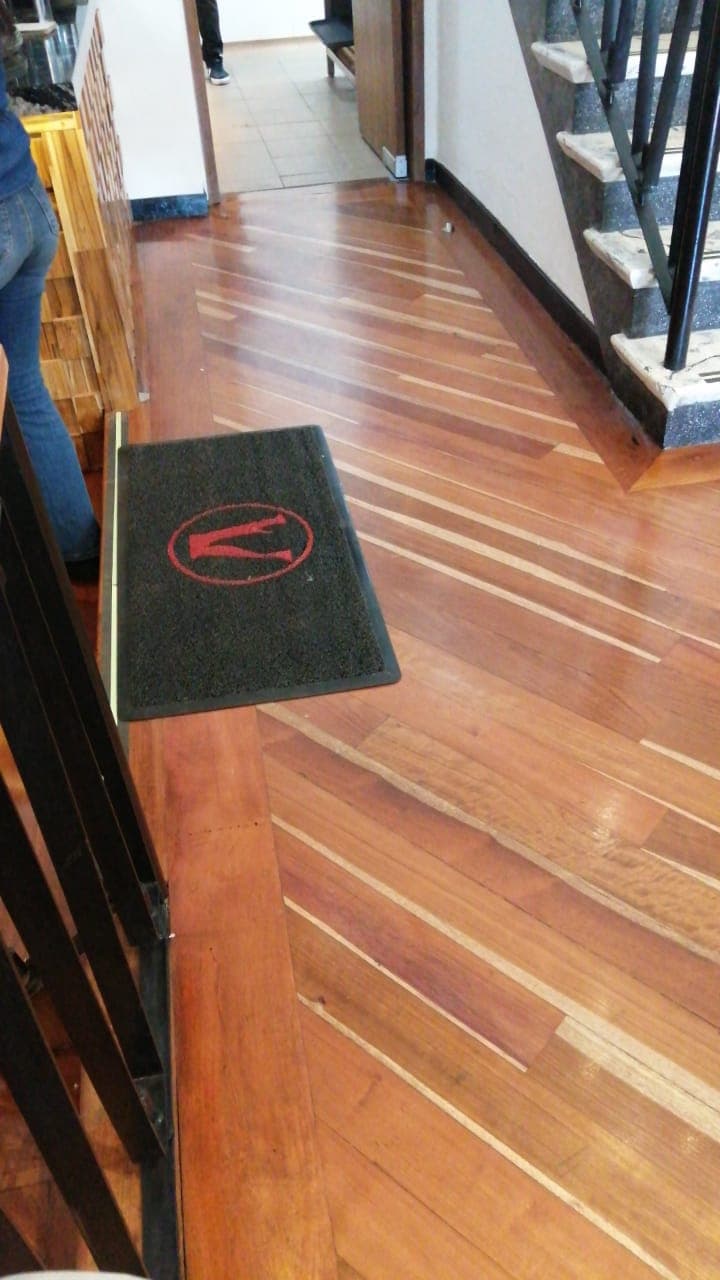 Escalera de madera en corredor de vivienda