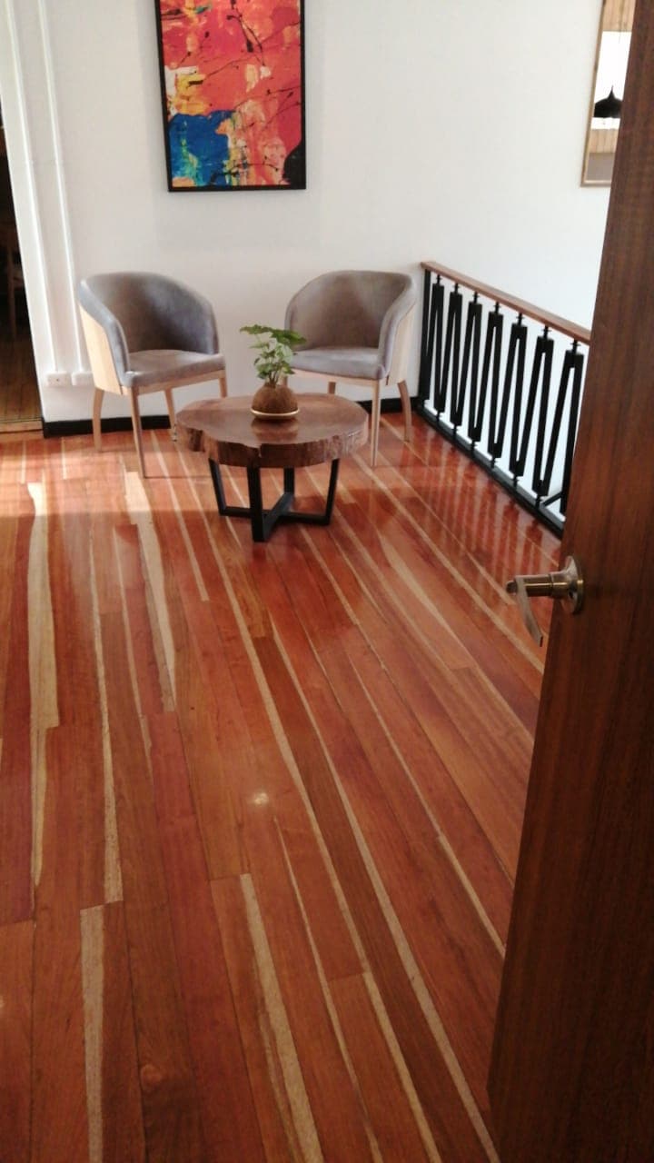Escalera de madera con vista a sala de estar