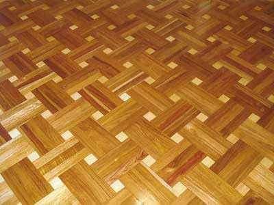 Guardaescobas de madera instalado en corredor