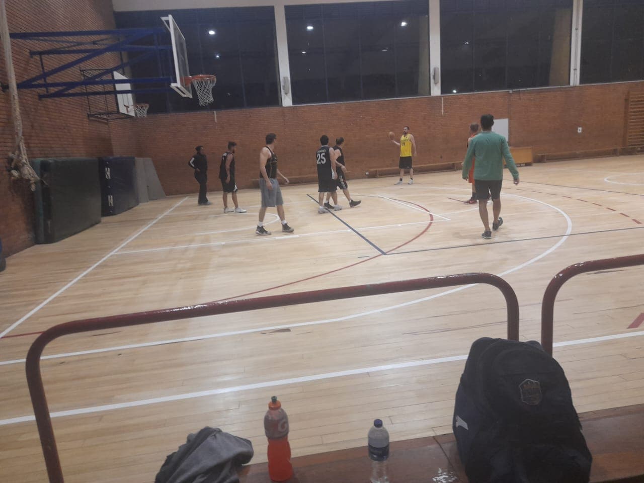 Cancha deportiva de madera — piso de alto tráfico