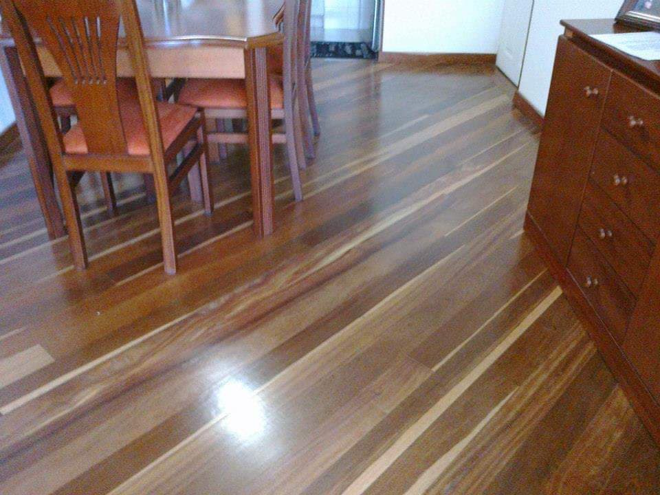 Piso de madera instalado en comedor