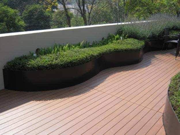 Piso de madera con guardaescobas instalado por Pisos ATM