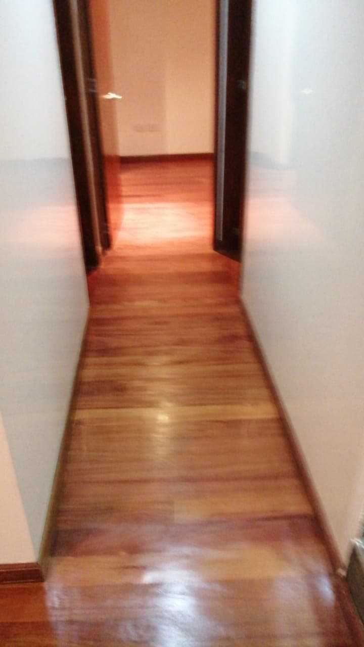 Piso de madera instalado en corredor de vivienda