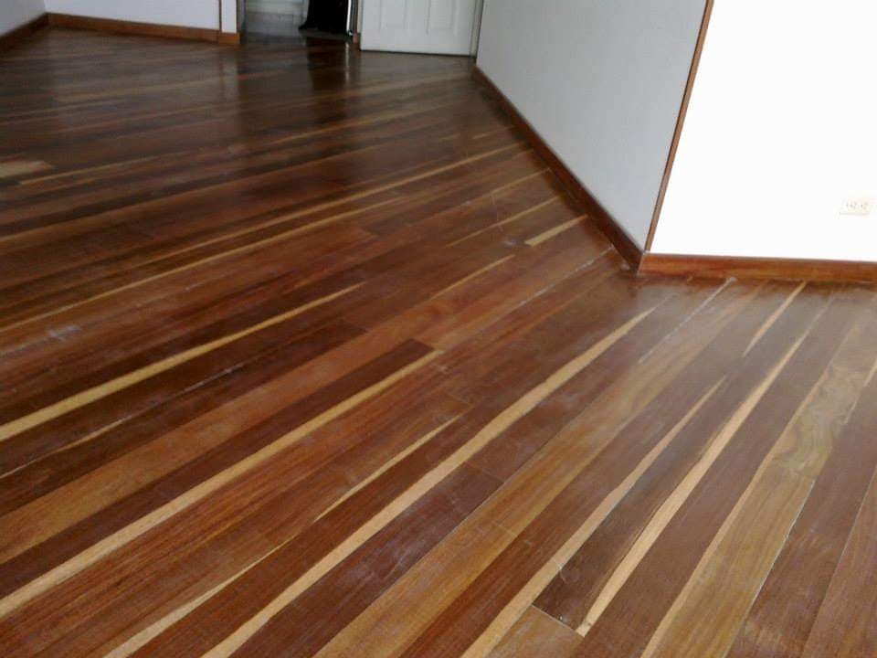 Piso de madera oscura tipo granadillo o guayacán