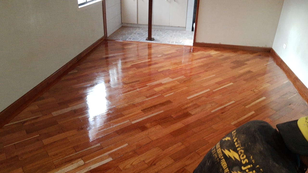 Piso de madera recién instalado — Pisos ATM Colombia