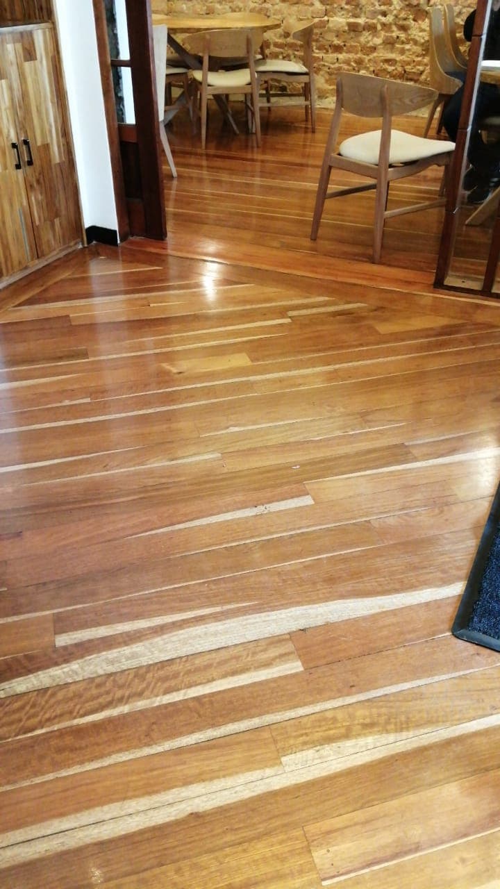 Piso de madera instalado en restaurante comercial