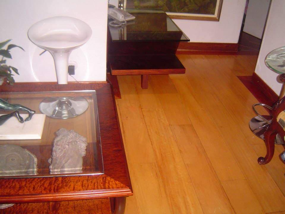 Parquet cuadrado instalado en espacio residencial