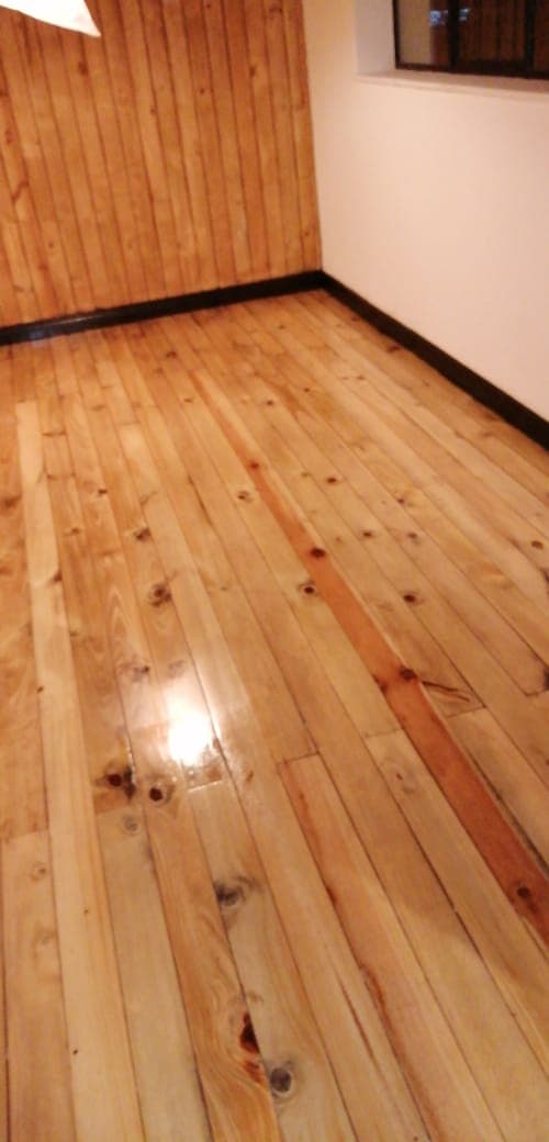 Piso de pino natural con acabado en barniz