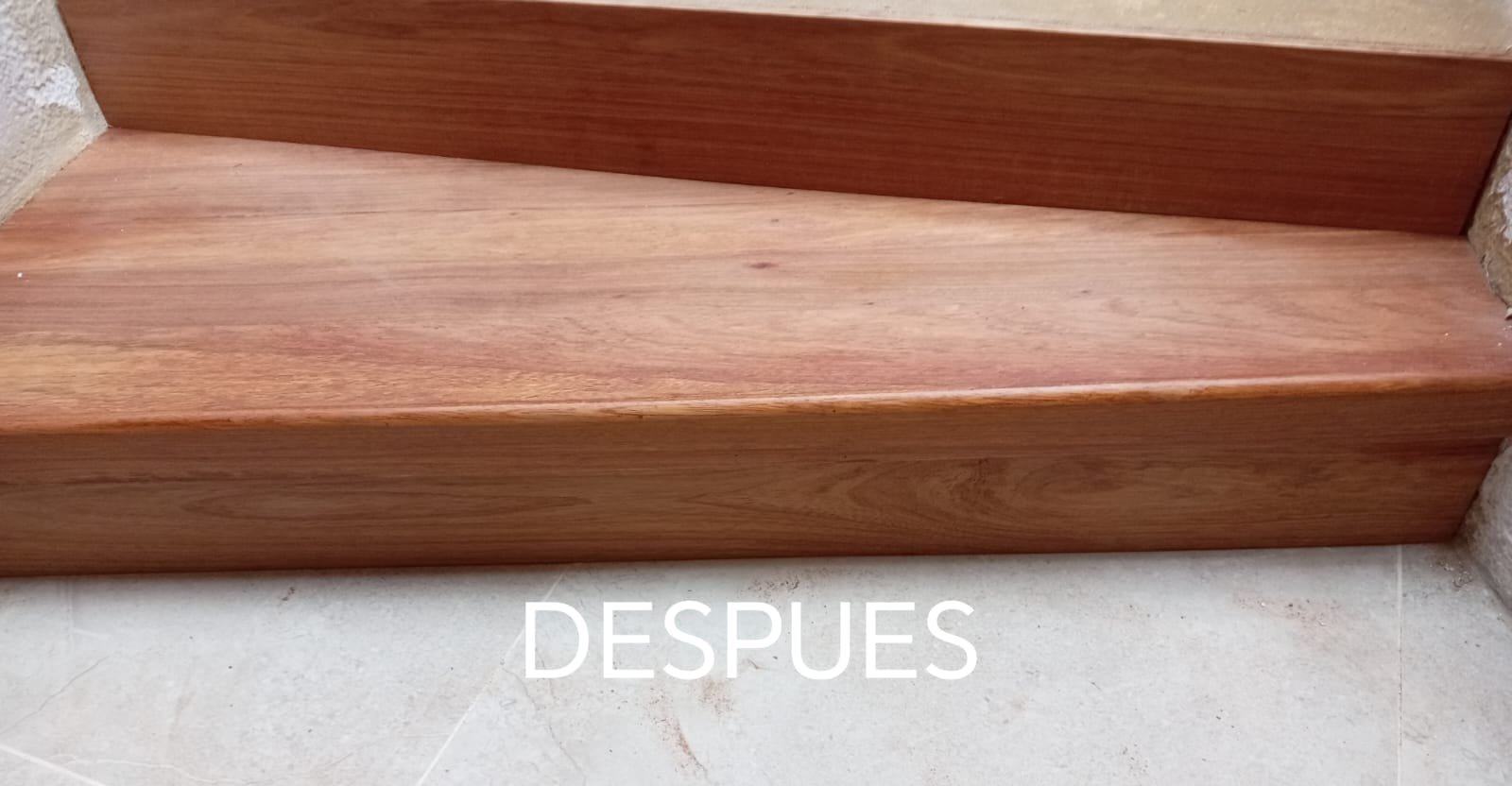 Escalón terminado con madera natural — después de Pisos ATM